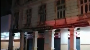 La fachada de la vivienda patrimonial colpasó. El hecho quedó registrado en video. Foto: Captura de pantalla.