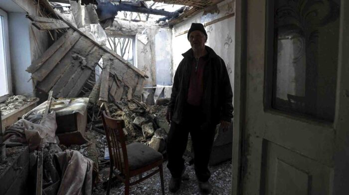 Mikjaíl Ivanovich, tiene 80 años, y se emociona al recordar el bombardeo que sufrió su pueblo Shevchenkove, situada apenas diez kilómetros de Mykolaiv, y que destruyó su casa. Foto: EFE