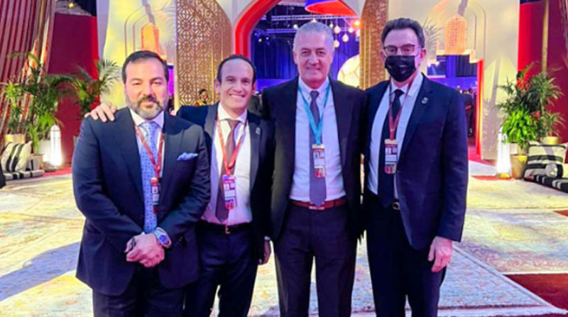 Francisco Egas (segundo, izq.), con el DT Gustavo Alfaro y los directivos Carlos Manzur y Michel Deller en Doha previo al Mundial. Foto: FEF