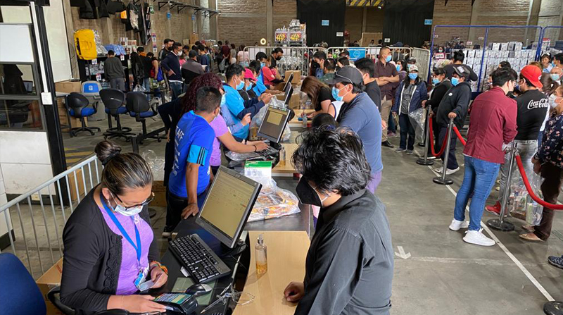 Visitantes pagando sus colecciones. Foto: Patricio Terá / EL COMERCIO