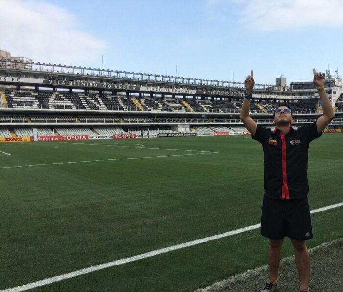 Joel Alvarado durante una visita al estadio de Santos, en Brasil. Foto: Instagram de Alvarado