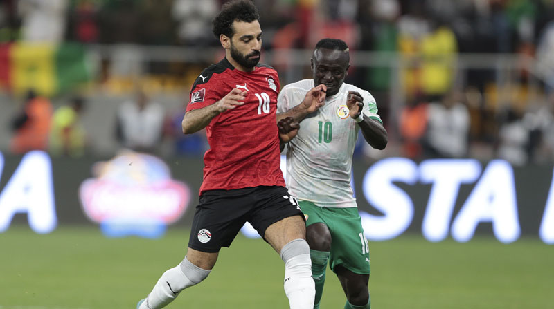 Mohamed Salah (izq.), de Egipto, disputa la pelota ante Sadio Mane de Senegal en el repechaje a Catar 2022. Foto: EFE