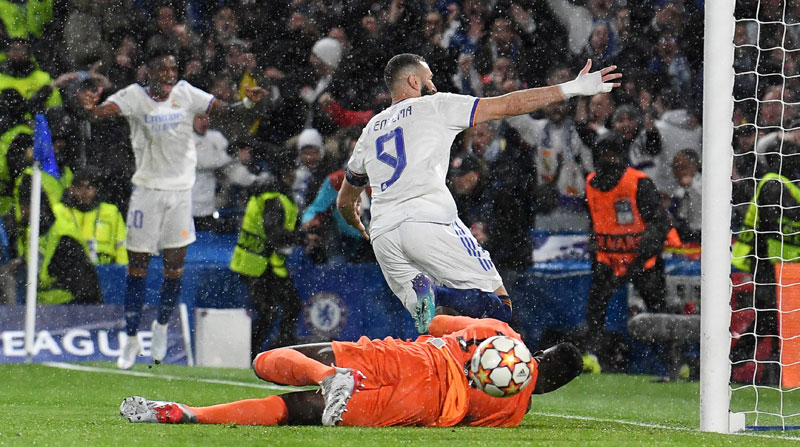 Karim Benzema festeja al anotar ante el golero Edouard Mendy del Chelsea el 6 de abril del 2022. Foto: EFE