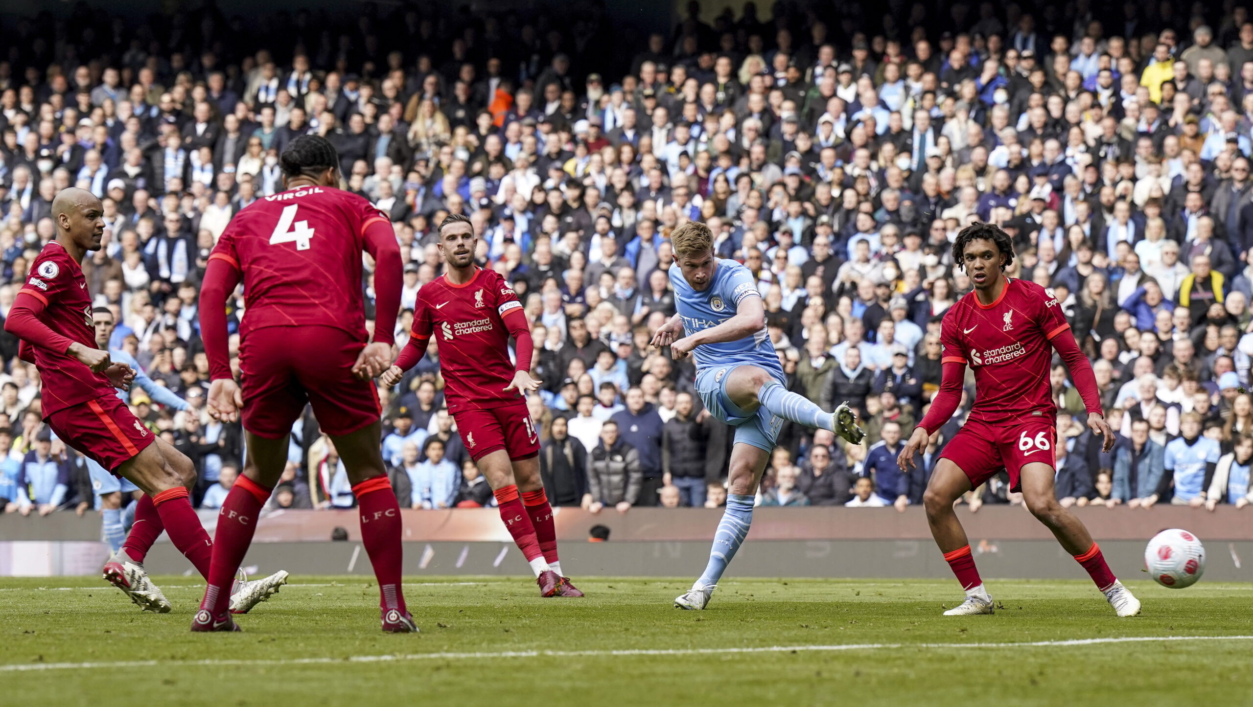 Kevin de Bruyne anotó el primer gol del Manchester City ante Liverpool. Foto: EFE