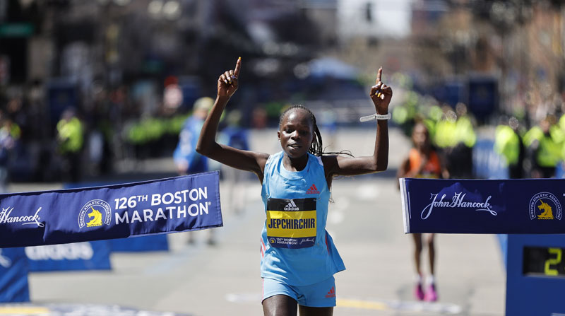 Peres Jepchirchir ganó en la Maratón de Boston el 18 de abril del 2022. Foto: EFE