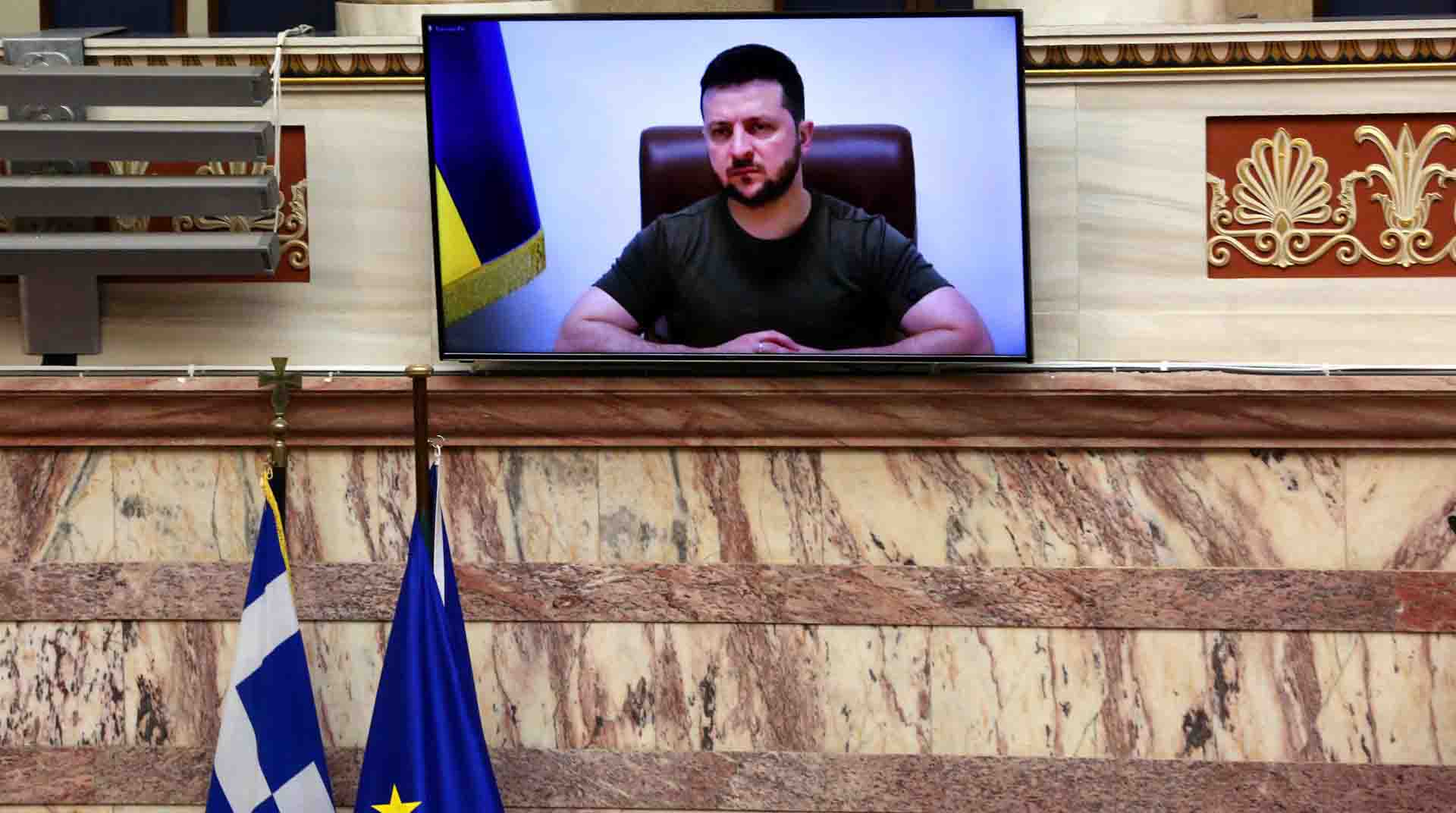 El presidente ucraniano Volodimir Zelenski en una intervención por videoconferencia en el Parlamento griego, en la que abordó sobre todo la situación en Maríupol. Foto: EFE
