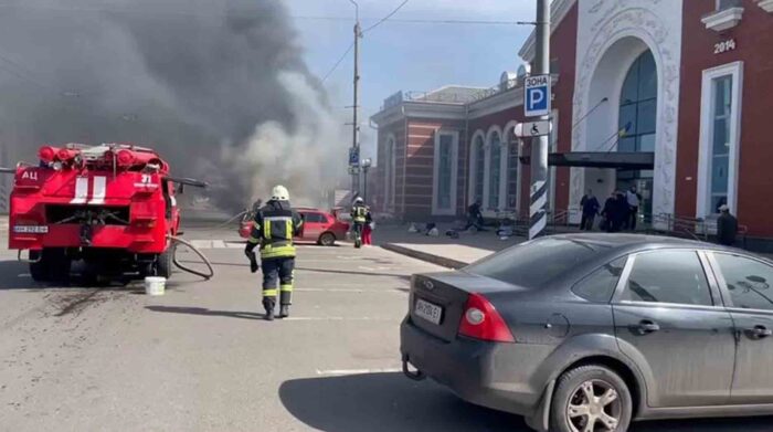 Organismos de socorro trabajan en Kramatorsk tras ataque ruso. Foto: EFE