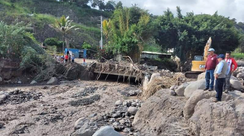 Funcionarios municipales de Santa Isabel recorren las zonas afectadas. Foto: Cortesía Municipio de Santa Isabel.