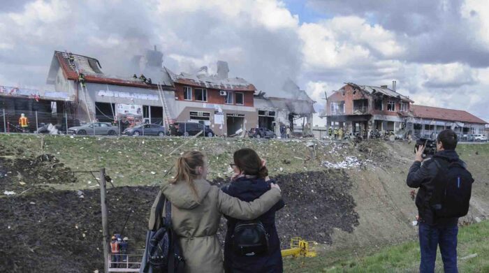 Leópolis fue atacabo por tropas rusas este lunes 18 de abril de 2022. Foto: EFE