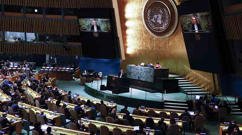 El Embajador de Ucrania ante la ONU, Sergiy Kyslytsya, se dirige a la reunión de la Asamblea General de las Naciones Unidas donde los países miembros votan si suspenden a Rusia del Consejo de Derechos Humanos. Foto: EFE