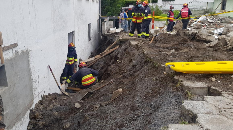 Personas atrapadas por el colapso de un muro, en La Pulida. Foto: Cortesía Cuerpo de Bomberos