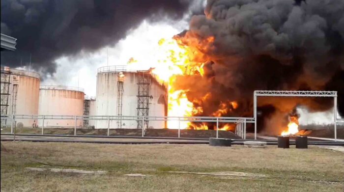 El depósito de petróleo situado en las afueras de la ciudad rusa de Bélgorod. Foto: EFE.
