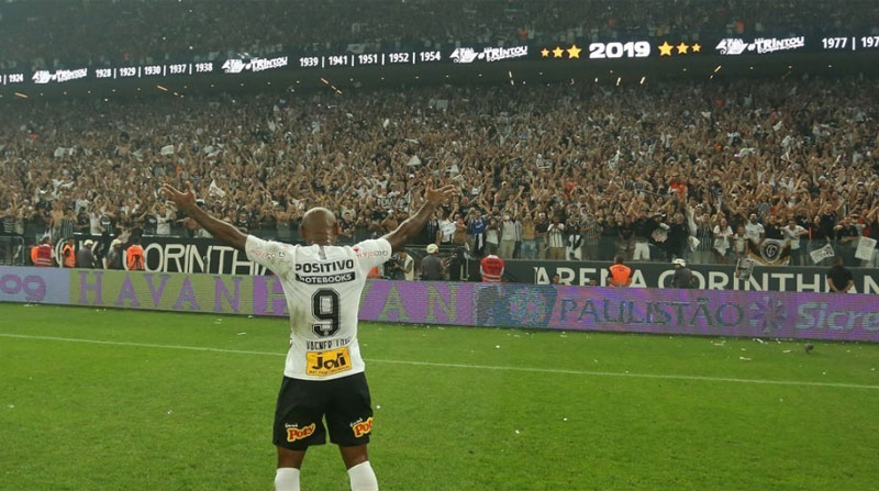 Un jugador del Corinthians festeja con los hinchas. Foto: @Corinthians
