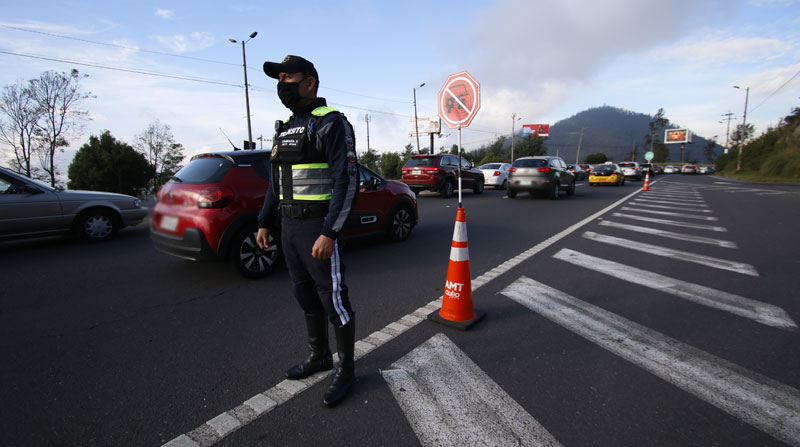 Uniformados de la AMT controlarán el tránsito en Quito, durante el feriado de Semana Santa. Foto: Carlos Noriega/ EL COMERCIO