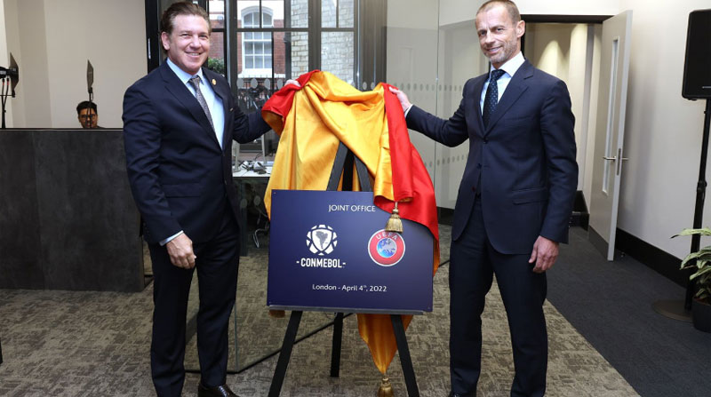 Los representantes de Conmebol y Uefa inauguraron la oficina en Londres. Foto: Twitter @CONMEBOL