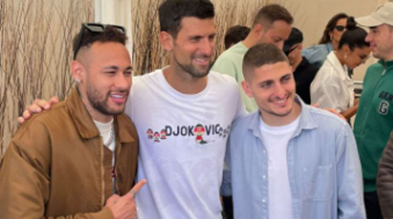 Novak Djokovic con los futbolistas del París Saint Germain Neymar y Marco Verratti. Foto: Twitter @SC_ESPN
