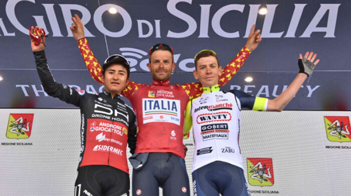 Alexander Cepeda (izq.) en el podio de ganadores del Giro de Sicilia junto con Damiano Caruso y Louis Meintjes. Foto: Twitter