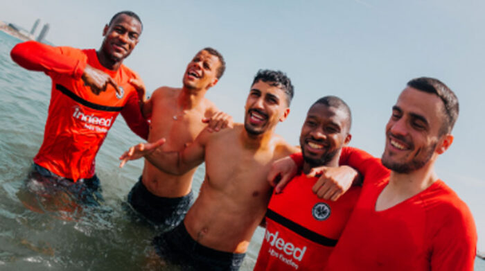 Jugadores del Eintracht se bañaron en la playa de Barcelona, este 15 de abril del 2022. Foto: Twitter @Eintracht