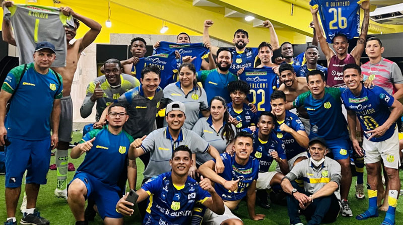 La foto que no podría faltar de los jugadores del Gualaceo después de derrotar al Barcelona en Guayaquil. Foto: Twitter @Gualaceo_sc