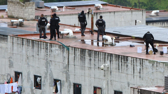 Elementos de la Policía Nacional conforman el segundo filtro de seguridad, más cercano a los privados de libertad de la cárcel azuaya. Foto: EL COMERCIO