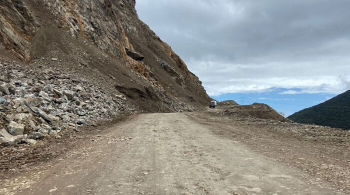 Los trabajos para estabilizar los taludes en la vía Cuenca- Molleturo se reanudan el 18 de abril de 2022. Foto: Twitter MTOP
