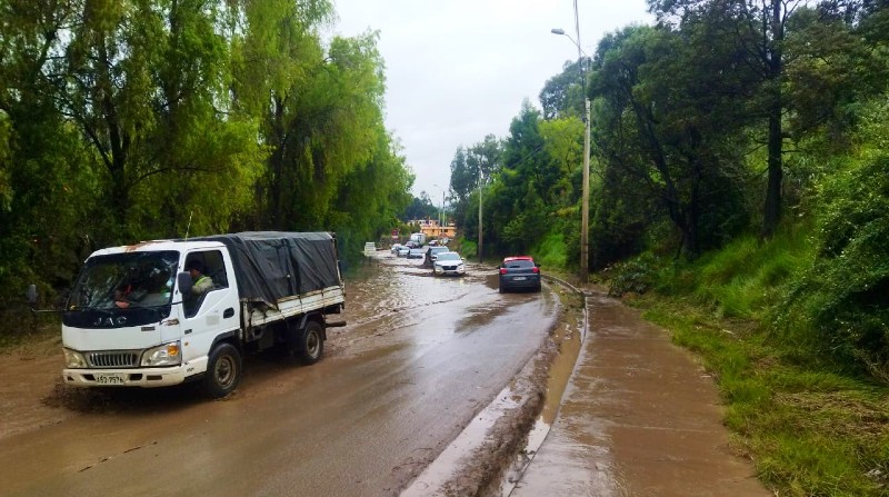 Agentes de la Comisión de Tránsito Ecuador informan que el paso vehicular en el sector El Descanso en Cuenca se habilita parcialmente. Se recomienda tomar vías alternas. Foto: Twitter @CTEcuador