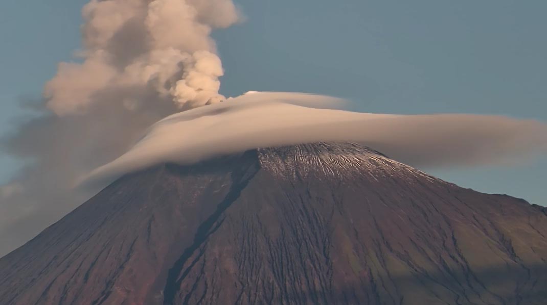 El volcán Sangay presenta una leve actividad este lunes 4 de abril. Foto: Ecu911 Quito