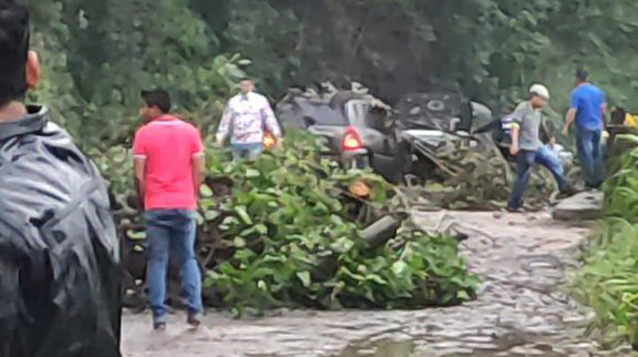 Se registra un deslizamiento de tierra en el km 42 + 500 en la vía Alóag - Santo Domingo. Foto: Twitter ECU 911