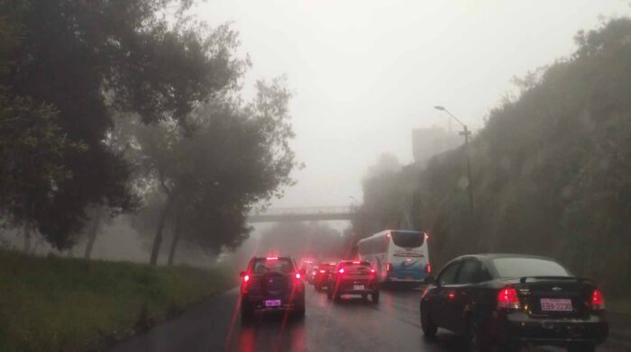 Lluvia y neblina complica el tránsito vehicular en la avenida Simón Bolívar, en Quito. Foto: Twitter AMT