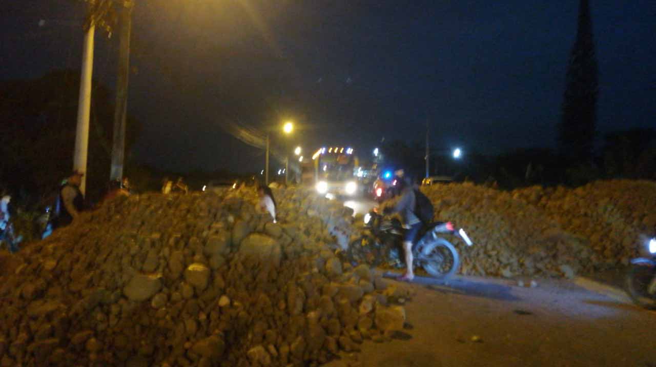 Productores bananeros cierran la vía Machala- El Guabo con material pétreo, pese al fuerte control policial que se encontraba en la zona. Foto: Twitter @Mesaunidad