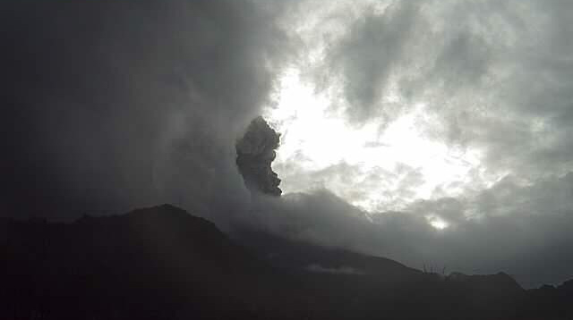 El Instituto Geofísico informó de una señal de tremor en el volcán Sangay. Foto: Twitter @IGecuador