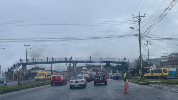 Se registra presencia de neblina y llovizna sobre la av. Simón Bolívar. Foto: Twitter AMT