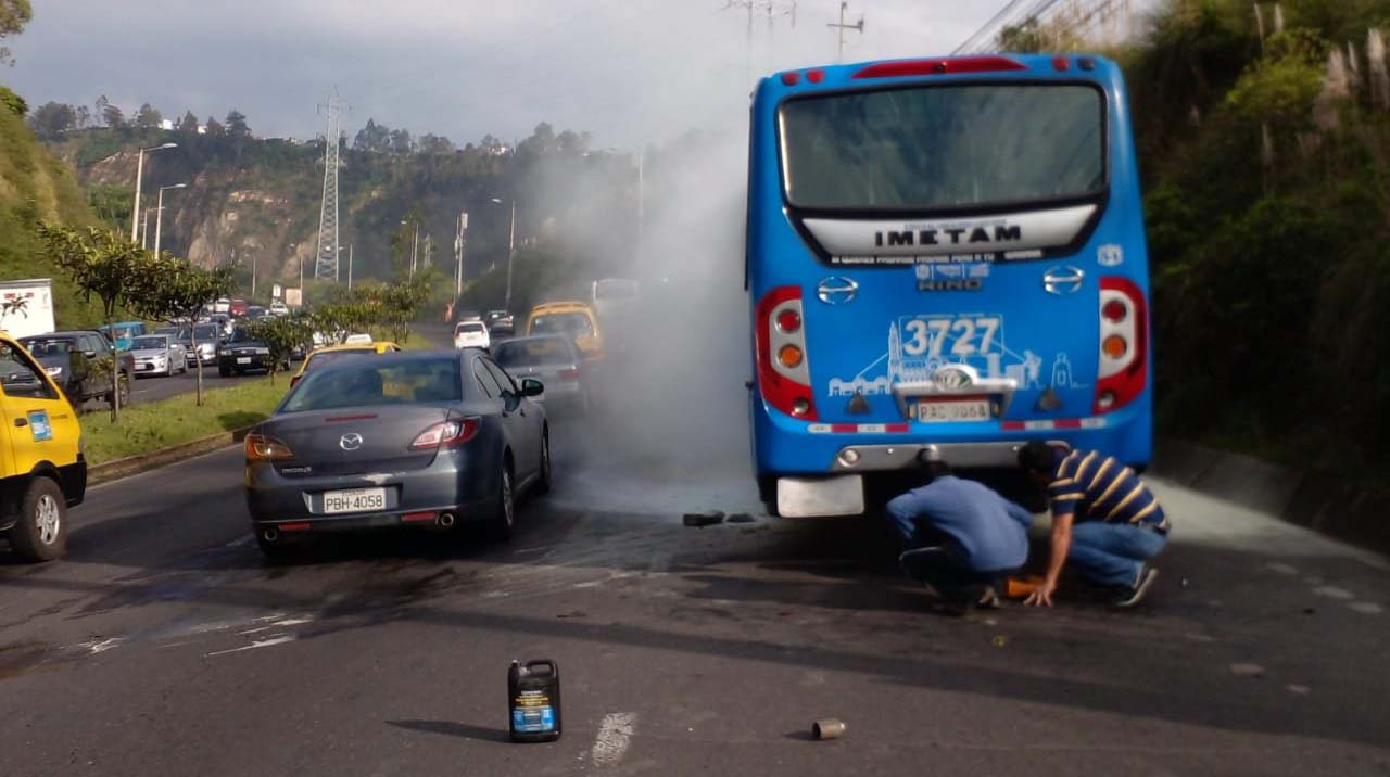 Una unidad de bus se prendió fuego mientras circulaba sobre la avenida Simón Bolívar, en Quito. Foto: Twitter AMT