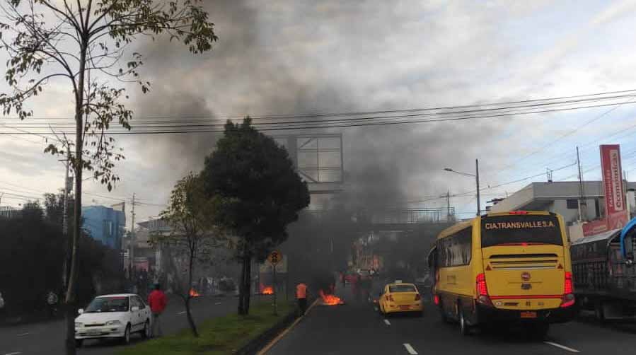Los maestros salieron a las calles de Quito para protestar por la falta de acuerdos ante la equiparación salarial. Foto: Twitter AMT.