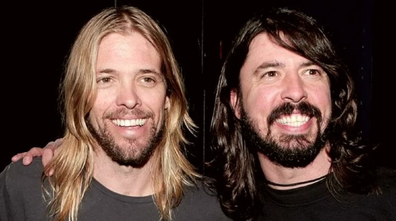 En la derecha Dave Grohl el baterista que fundó Foo Fighters y a la izquierda Taylor Hawkins reconocido baterista que murió a causa de una sobredosis. Foto: Redes Sociales