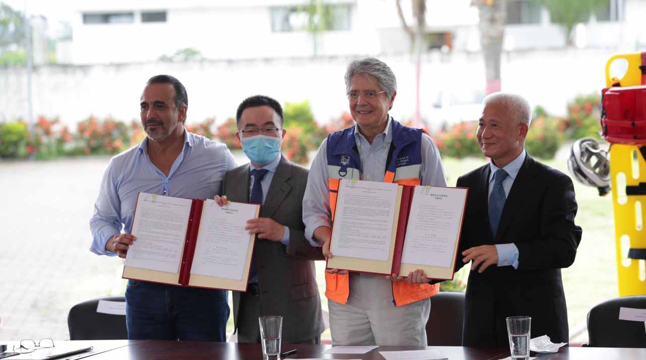 Ministerio de Vivienda y Embajada de China firman convenio de donación por USD 60 millones para construir viviendas para damnificados por terremoto en Esmeraldas y Manabí. Foto: Twitter de Presidencia de Ecuador.