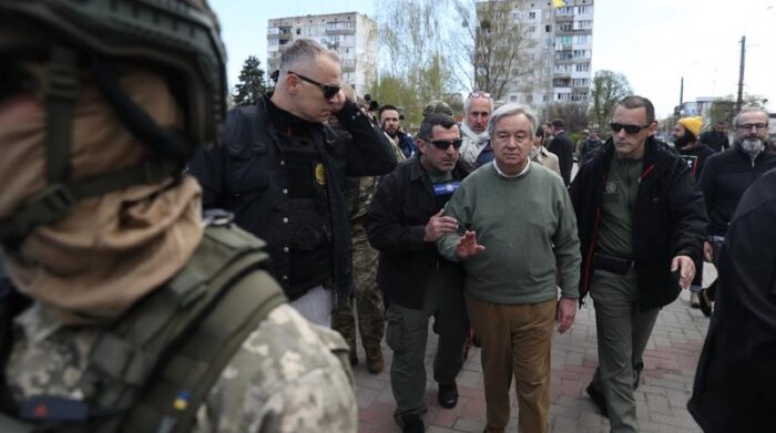 El secretario general de la ONU, António Guterres (c), en su visita a la ciudad de Borodianka, previo a su llegada a Kiev. Foto: EFE