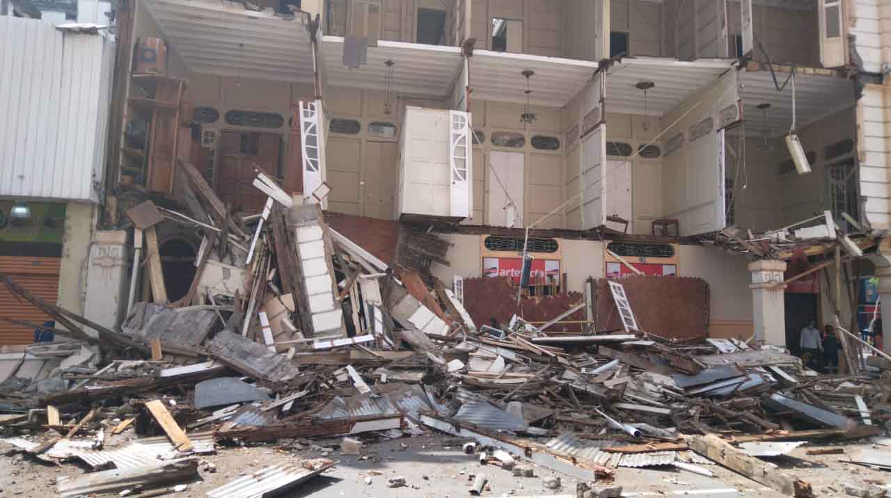Un edificio colapsó la madrugada del martes 12 de abril en el centro de Guayaquil Foto: EL COMERCIO