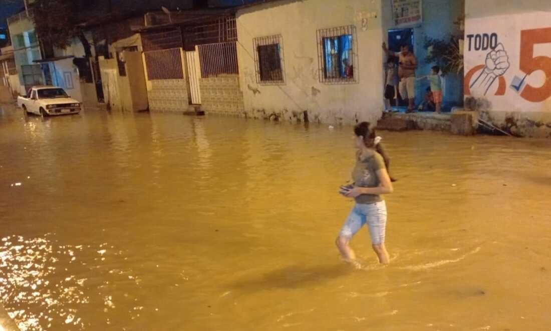 Varias calles de Bastión Popular Bloque 6 resultaron inundadas cuando ocurrió la avería en el acueducto. Foto: Cortesía @Cupsfire_gye