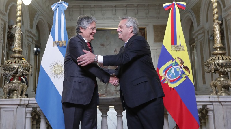 El presidente Guillermo Lasso y el mandatario argentino, Alberto Fernández, se saludan a la entrada de la Casa Rosada. Foto: Presidencia