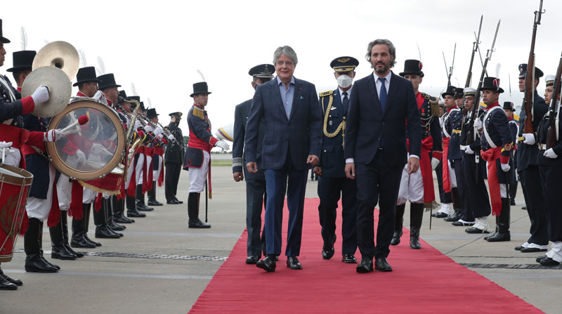 Guillermo Lasso fue recibido por el Canciller de Argentina, a su llegada a Buenos Aires. Foto: Flickr Presidencia