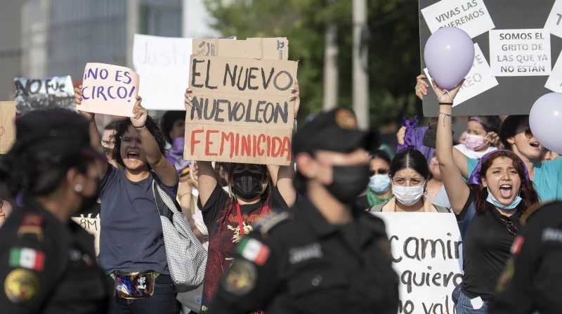 Varias mujeres marchan durante una protesta el 22 de abril de 2022, en Monterrey, México. Foto: EFE