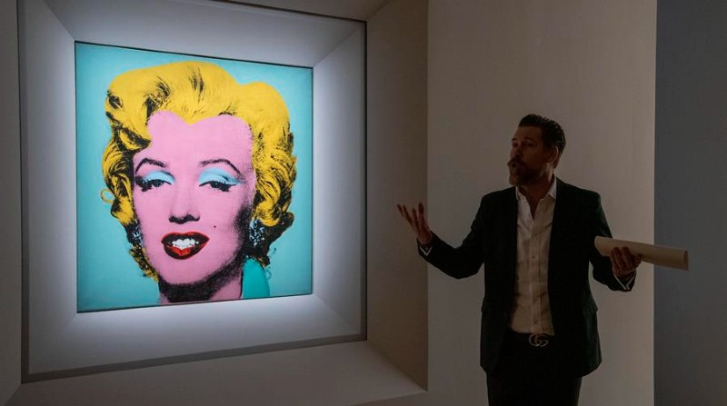 El director del Departamento de Arte de Posguerra y Contemporáneo de Christie's, Alex Rotter, presenta "Shot Sage Blue Marilyn" pintado por Andy Warhol en la casa de subastas en Nueva York (EE.UU.). Foto: EFE