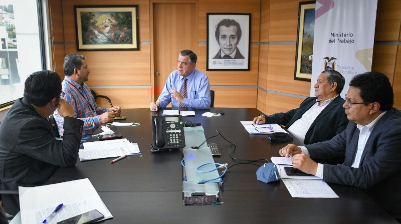 El ministro de Trabajo, Patricio Donoso (c), y José Villavicencio (d), de la UGTE, en una reunión del 14 de abril. Foto: Cortesía