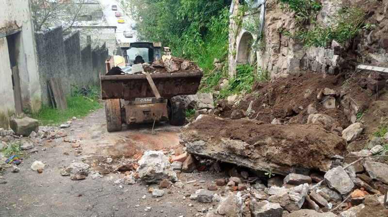 Maquinaria del Municipio removió los escombros que quedaron, tras la caída de un muro en El Panecillo debido al sismo en Quito. Foto: Obras Quito