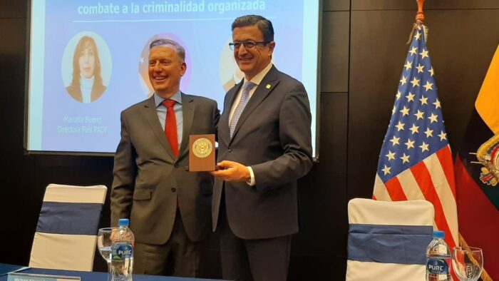 El embajador de EE.UU. en Ecuador entregó un reconocimiento al Procurador General por su gestión. Foto: Twitter Embajada de los Estados Unidos en Ecuador