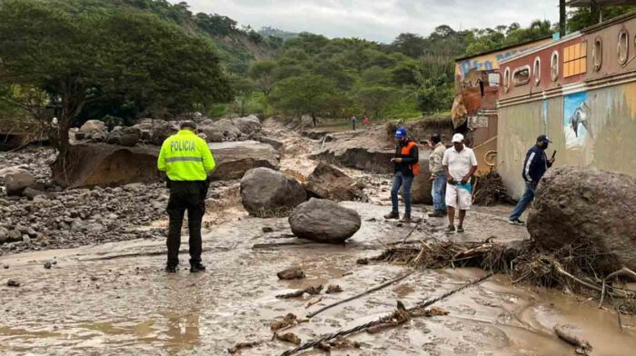 El desbordamiento del río Chantaco arrastro piedras y abundante lodo hacia la parroquia Abdón Calderón, en Santa Isabel, Azuay. Foto: Cortesía Sngre