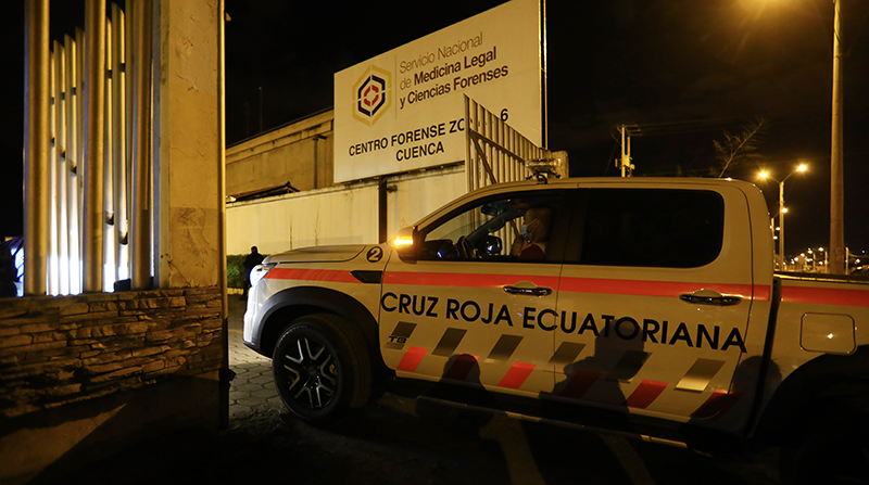 Los vehículos de medicina legal empezaron a traer los cuerpos de los PPL asesinados para la respectiva identificación de sus familiares y autopsia. Foto: Lineida Castillo / EL COMERCIO