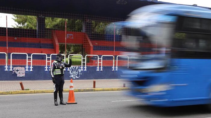 Imagen de referencia. Personal de la AMT se encuentran en diferentes sectores de Quito para facilitar el tránsito vehicular. Foto: Archivo / EL COMERCIO.
