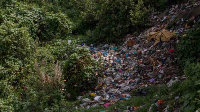 Moradores se encuentran preocupados por la invasión de basura que existe en la quebrada de Rumihurco, norte de Quito. Foto: Carlos Noriega / EL COMERCIO